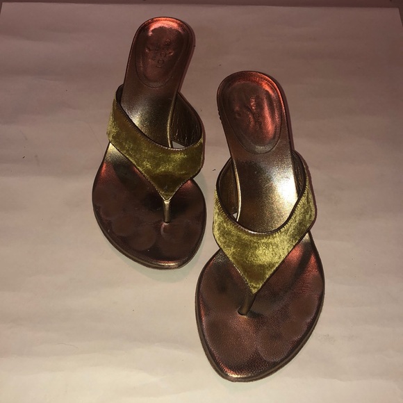 Gucci x Tom Ford Era Gold Studded Velvet Heels - Picture 1 of 5